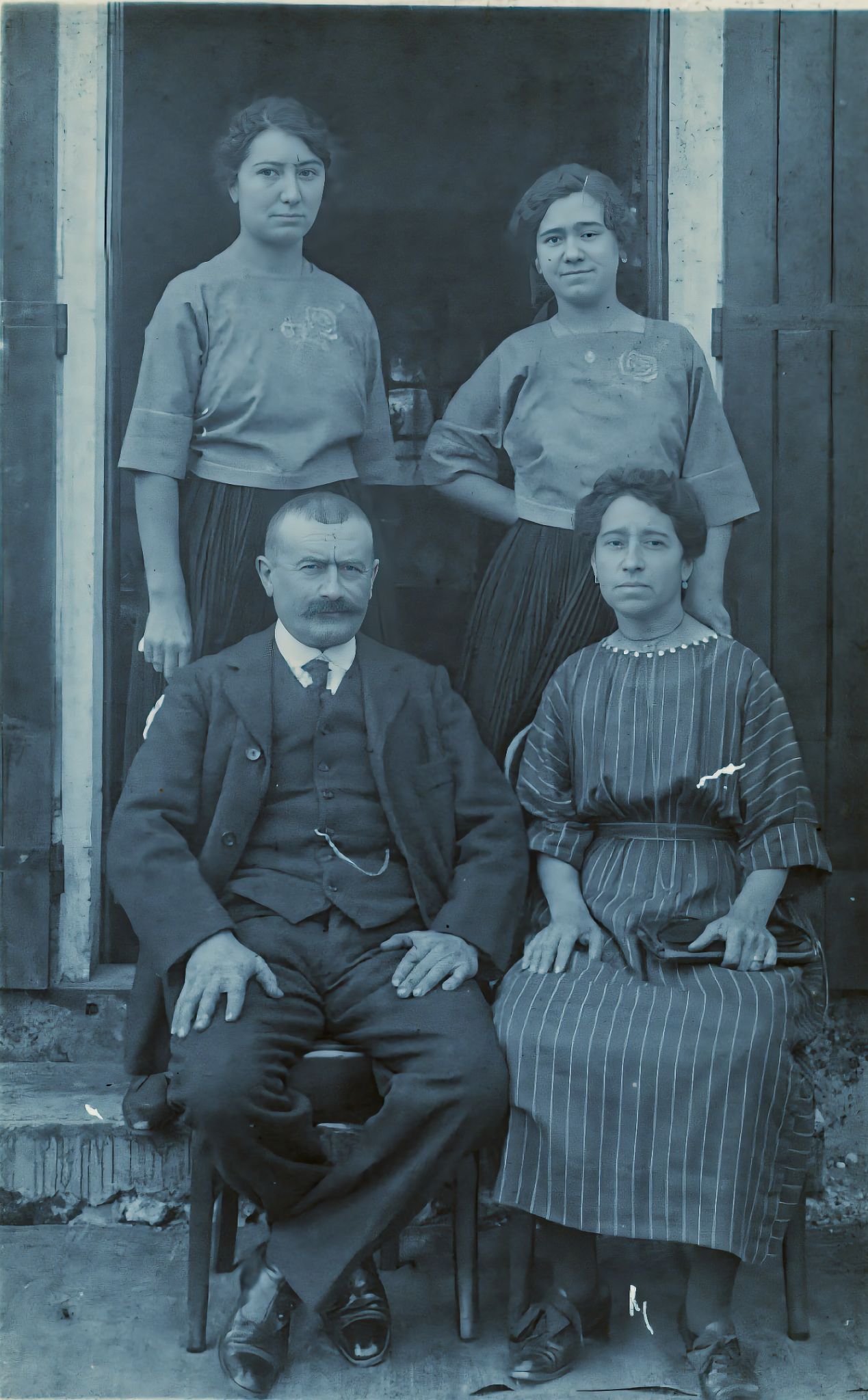 Famillesere1 upscale